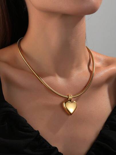 The latest autumn-winter collection features stylish designs that complement a casual style. 18k gold jewelry