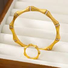 The latest autumn-winter collection features stylish designs that complement a casual style. 18k gold jewelry