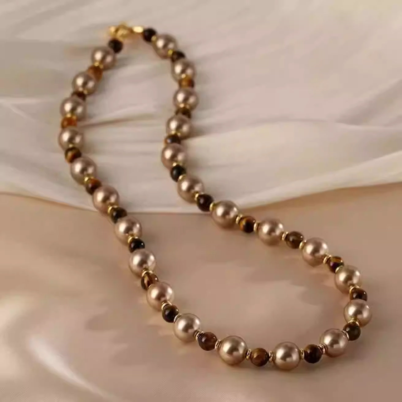 The latest autumn-winter collection features stylish designs that complement a casual style. 18k gold jewelry