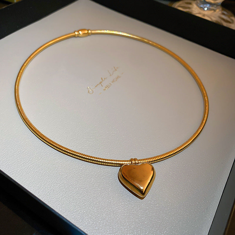 The latest autumn-winter collection features stylish designs that complement a casual style. 18k gold jewelry