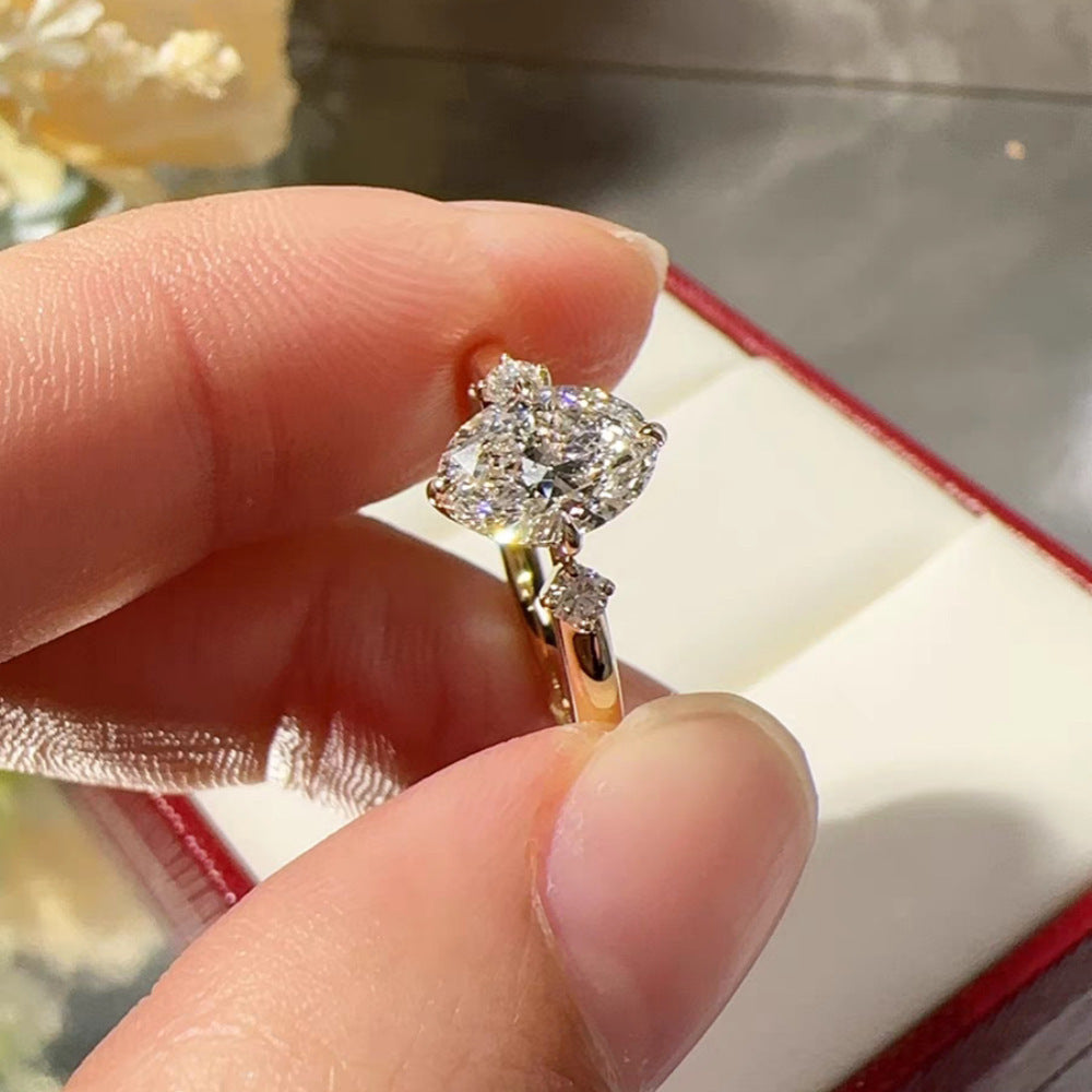 The latest autumn-winter collection features stylish designs that complement a casual style. 18k gold jewelry