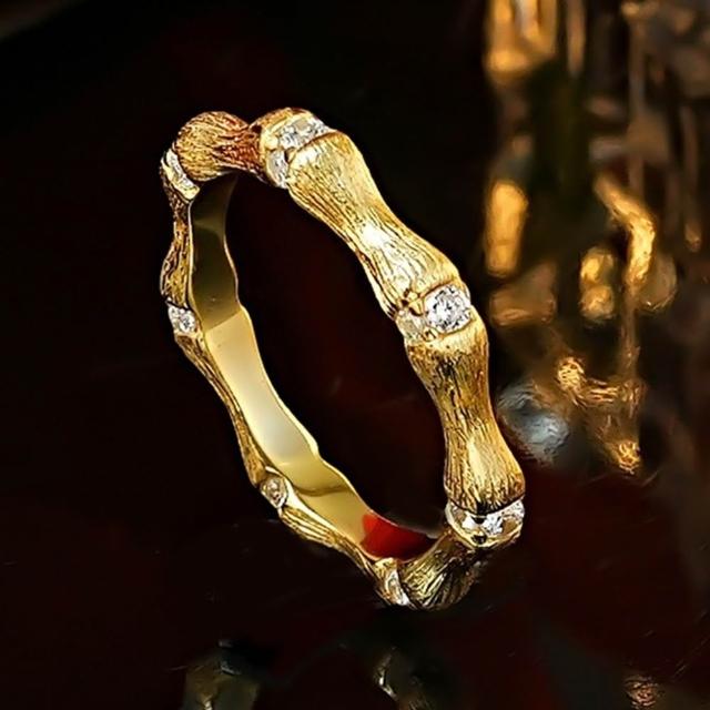 The latest autumn-winter collection features stylish designs that complement a casual style. 18k gold jewelry