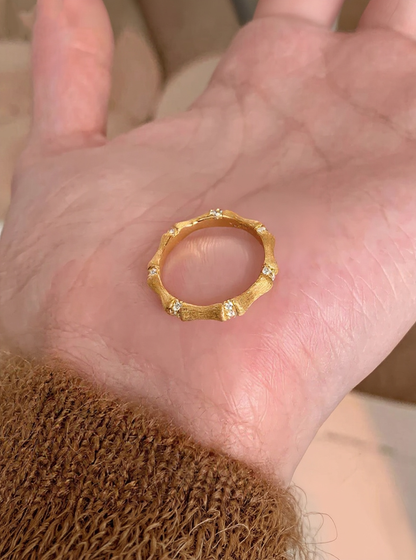 The latest autumn-winter collection features stylish designs that complement a casual style. 18k gold jewelry