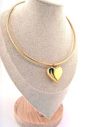 The latest autumn-winter collection features stylish designs that complement a casual style. 18k gold jewelry